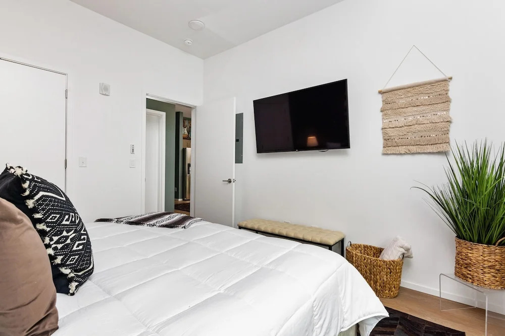 Lllume New Green Community Poolside End Unit 1 Bedroom Condo