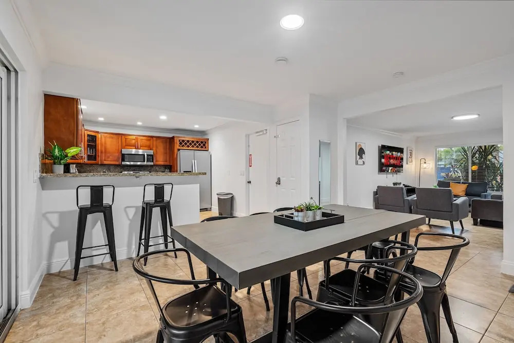 4BR With Private Pool and Game Room - Prime Location