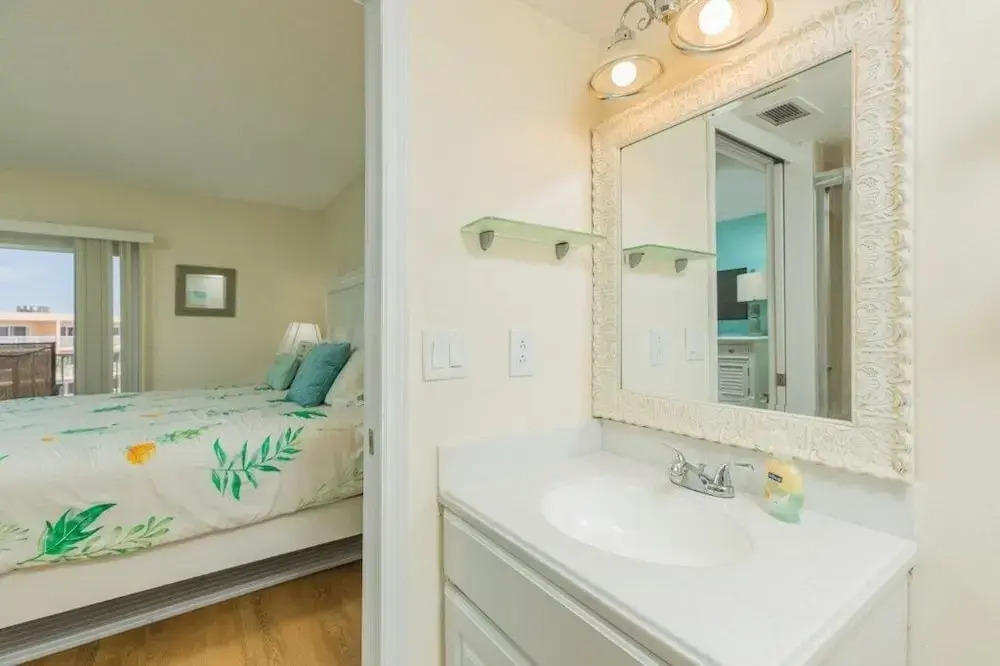 Stbt 405: Beachside Condo With Pool & Elevator 2 Bedroom Condo