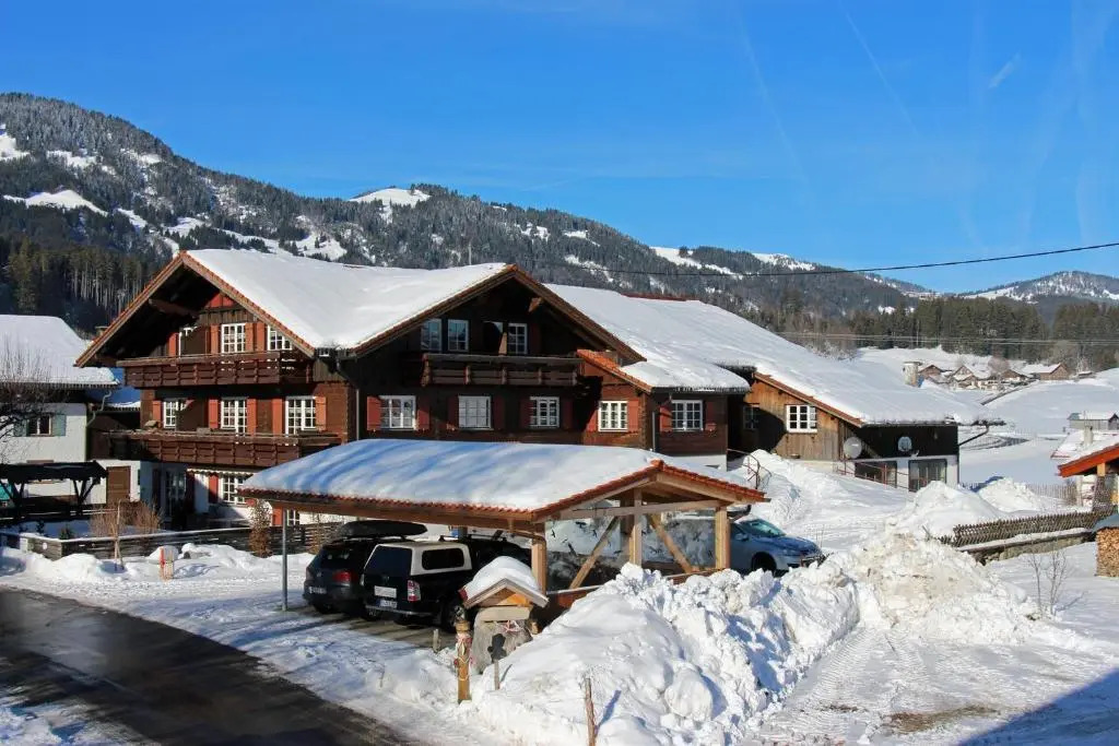 Biohof Burger, 3 sonnige Fewo, alle mit Balkon, Spielzimmer, Grillhütte, 7 km vor Oberstdorf