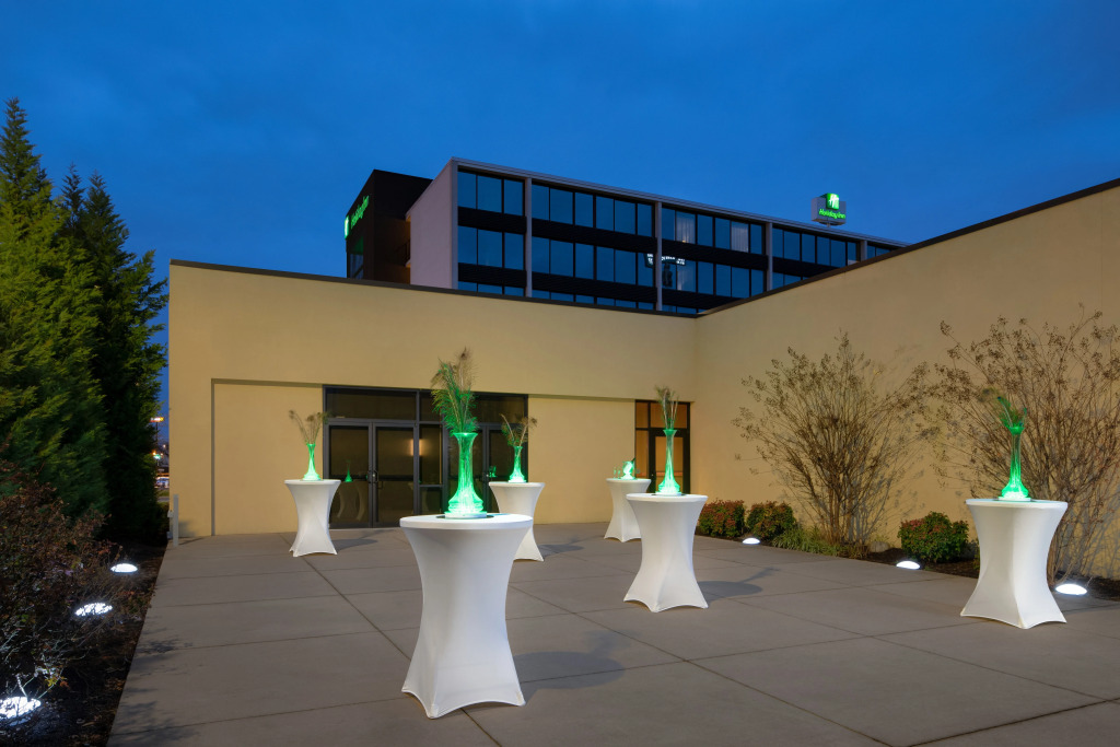 Holiday Inn and Suites Charleston West by IHG