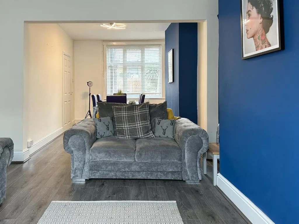 Large House, 4 Netflix Tv's, Sleeps 6, fast WIFI & Garden, Nearby parking