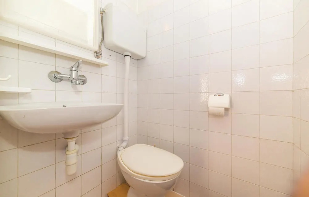Nice Home in Kastel Kambelovac With Wifi and 4 Bedrooms