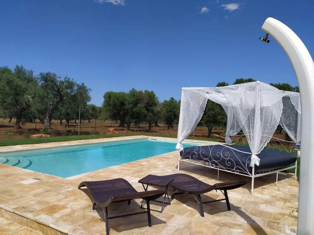 Antico trullo ristrutturato con piscina e giardino