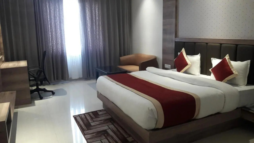 Hotel Crystal Grand