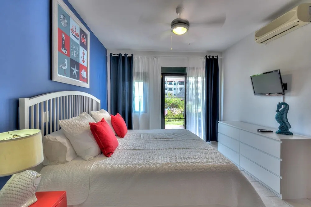 Lovely Apartment With Direct Pool Access
