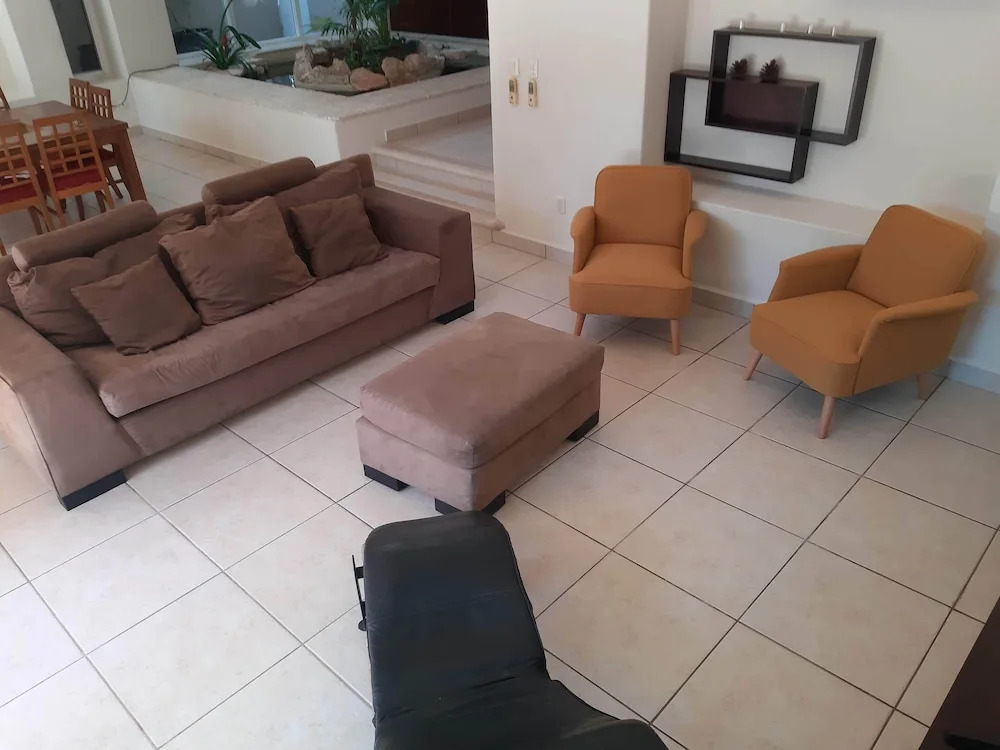 New Listing Close To Beach Sunny Spacious Villa