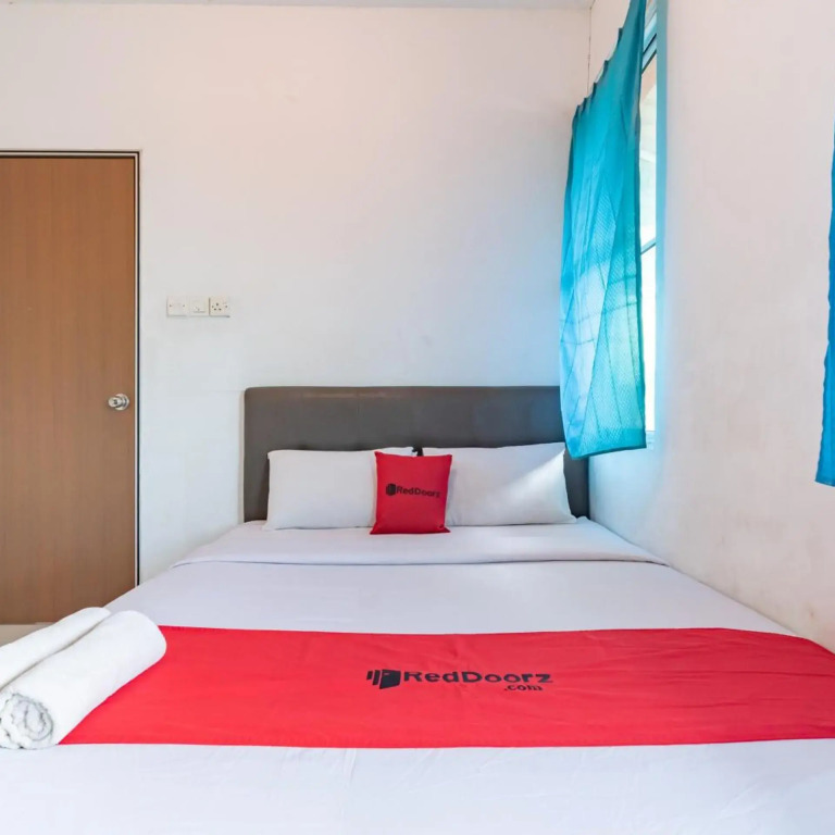 RedDoorz Plus near Kepri Mall