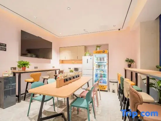 Manyouyou Hostel (Nanjing South Railway Station Shuanglong Avenue Subway Station)