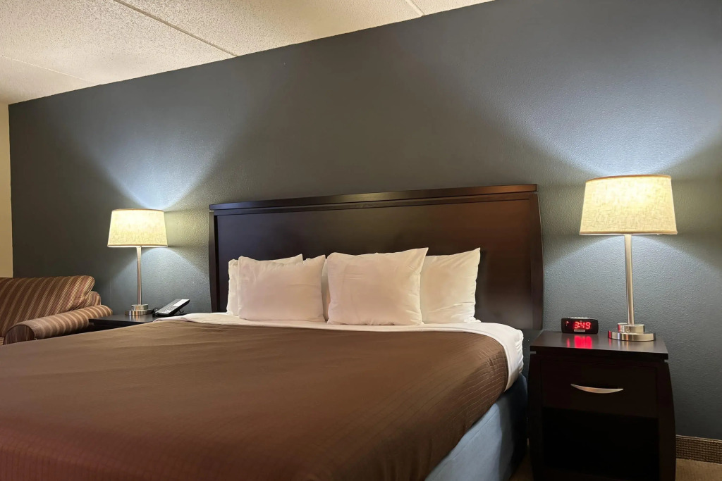 AmericInn by Wyndham Monmouth