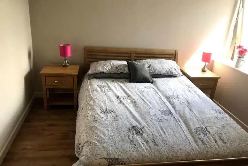 Stylish 3 Bed Apartment with Lough Atalia Views