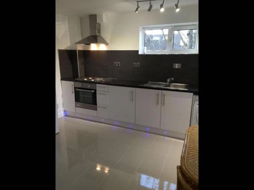 Small Modern Comfortable 2 Bedroom Apartment - Cmyr