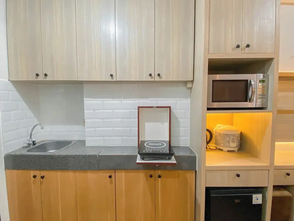 Nice and Comfy Studio Apartment at Transpark Cibubur By Travelio