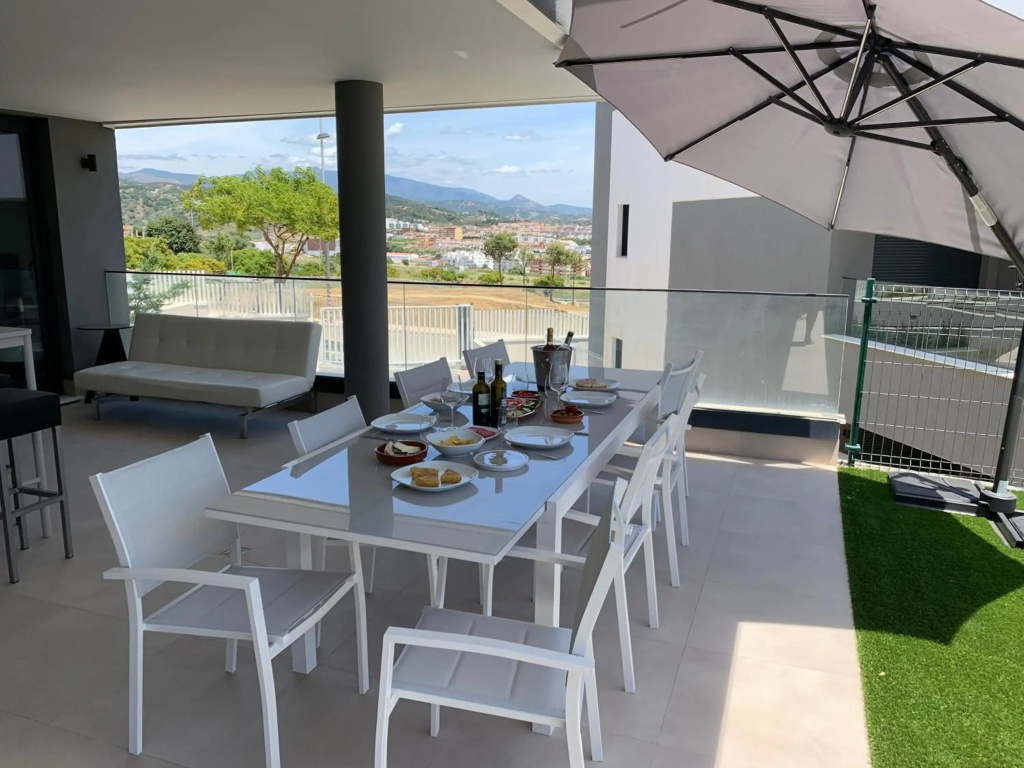 BRAND NEW STUNNING 3 BED RAISED GROUND FLOOR APARTMENT WITH SEA & POOL & MOUNTAIN VIEW INDOOR & OUTDOOR SWIMMING POOLS & GYM WALKING DISTANCE TO BEACH PORT Casa Casu Estepona