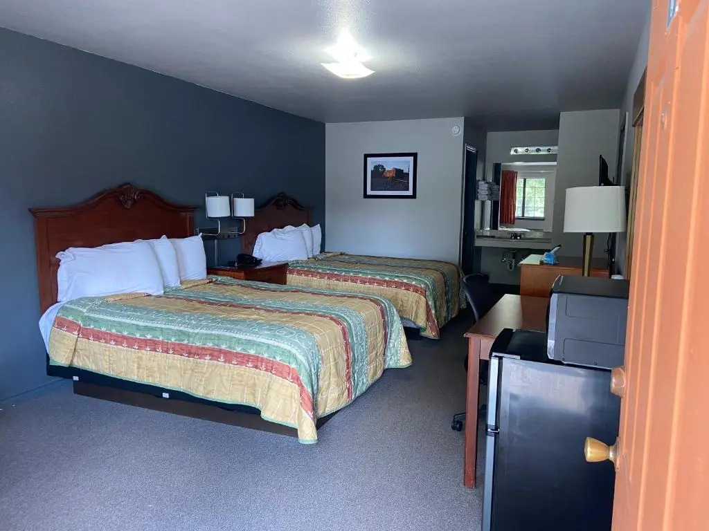 Redbud Inn