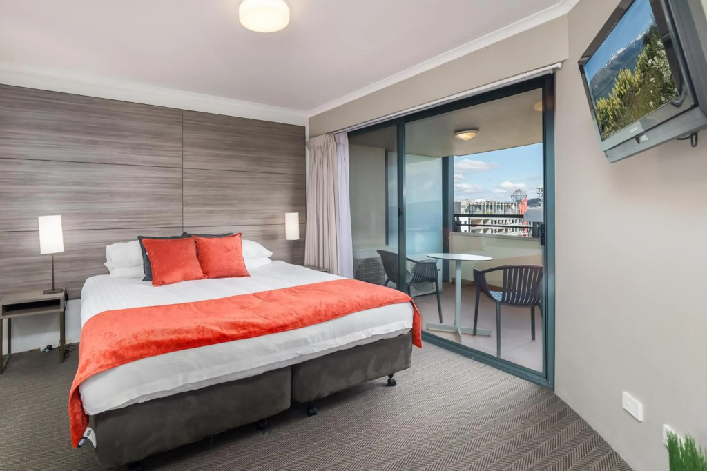 2BR 2Bath L8 Executive Apartment, in City Centre