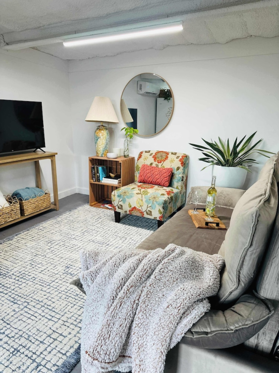 Luxury 4-bedroom Container Home, Hot-tub & Firepit