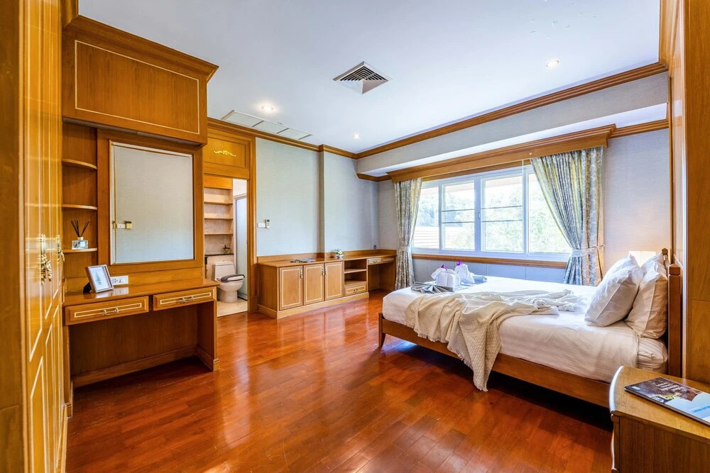 Luxury 6 Bed Mansion - CAS