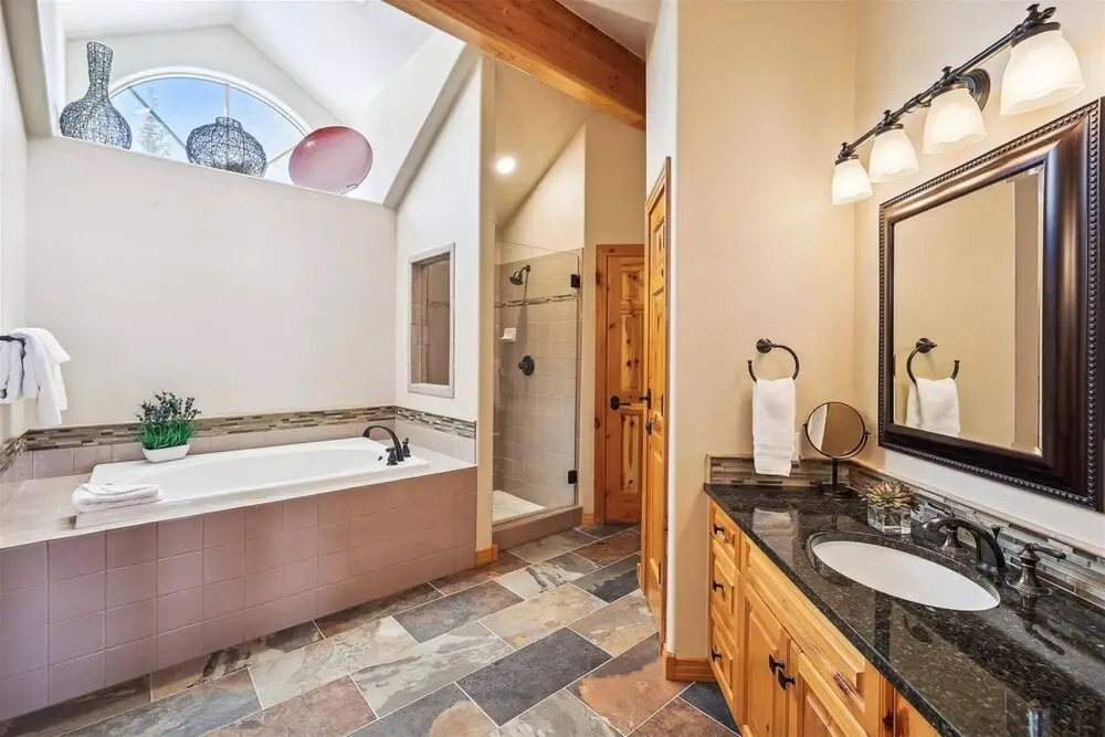 4 Bedroom Townhome Near Snowflake Lift - Walk to Slopes!
