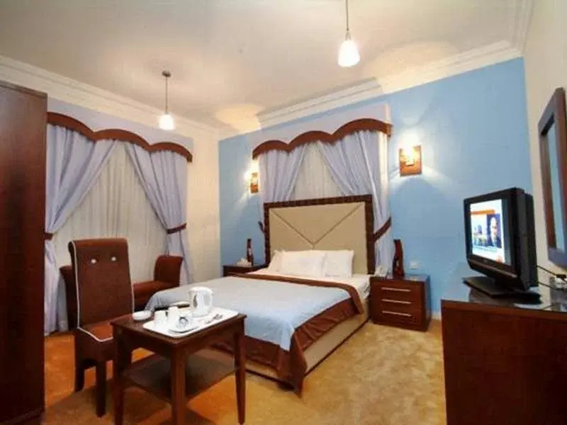 Royal Hotel & Suites