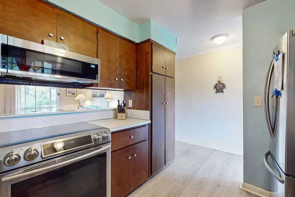 Cozy Condo With Balcony, Walking Distance to Conch House and Wifi