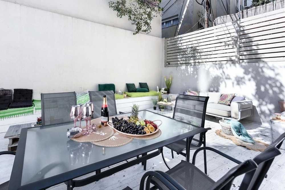Beautiful Interior with Private Outdoor