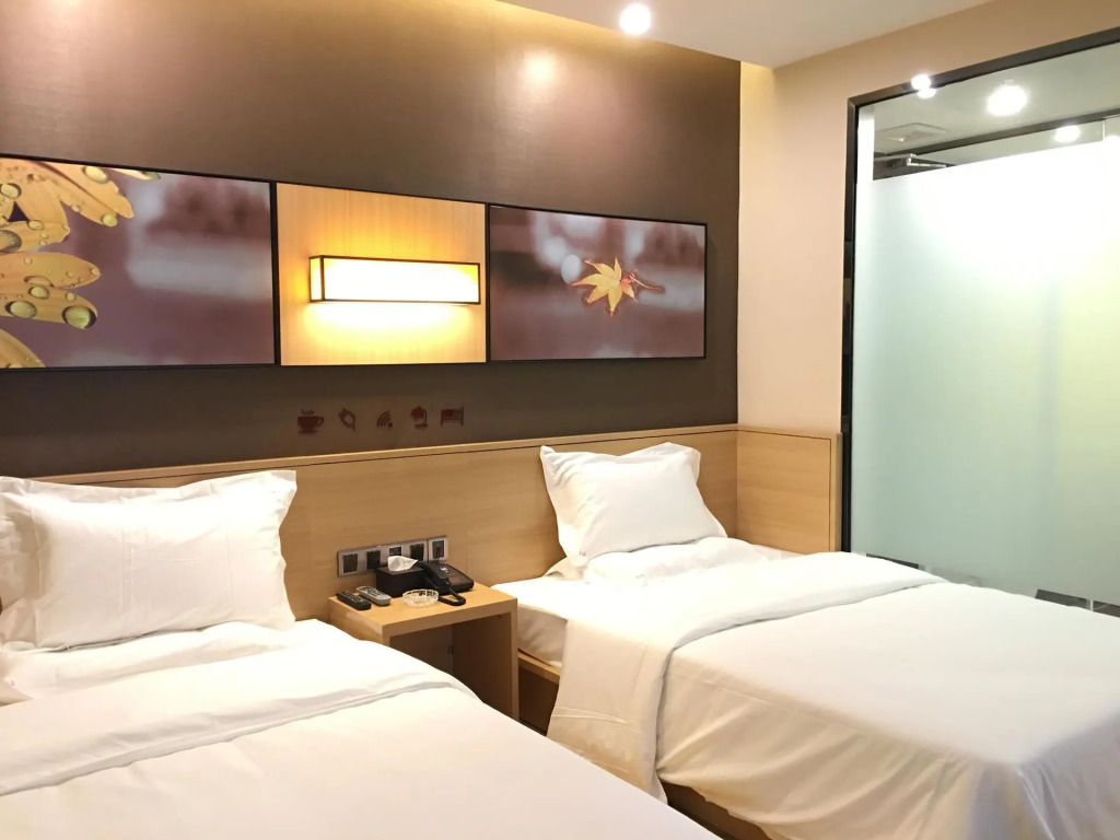 IU Hotels·Shangri-La Bus Terminal Songzanlin Temple