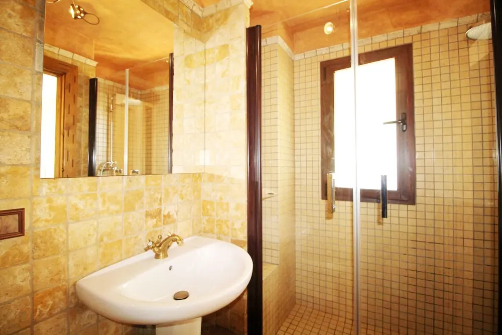 1033 Villa Laura