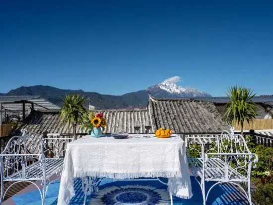 Yuxue Qingcheng Snowview Boutique Inn(御雪晴城·Starrysky日照金山观景美宿（丽江古城大水车店）)