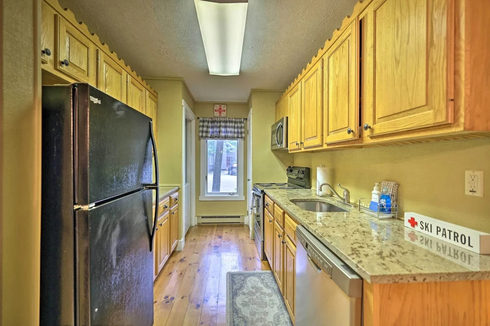Cozy Poconos Townhome w/ Fireplace Near Jack Frost