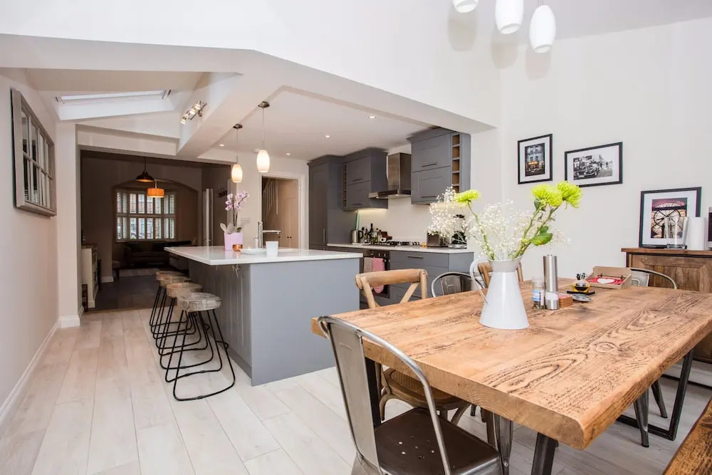 3 Bedroom Home With Skylight and Garden