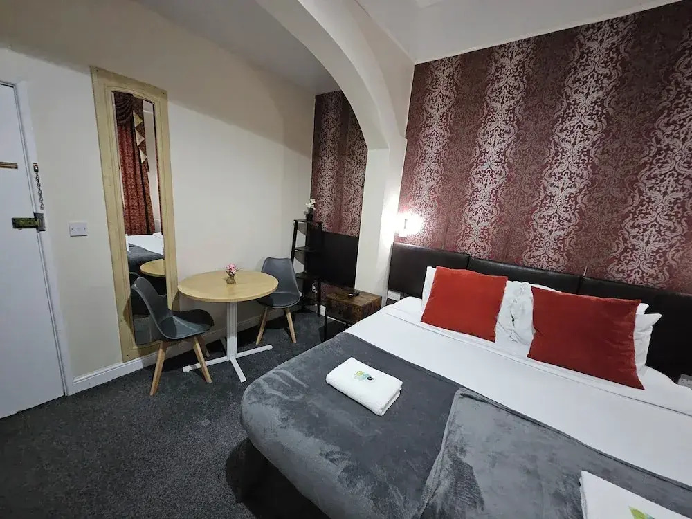 Southsea Ground-Floor Studio Apartment with Free Private Parking