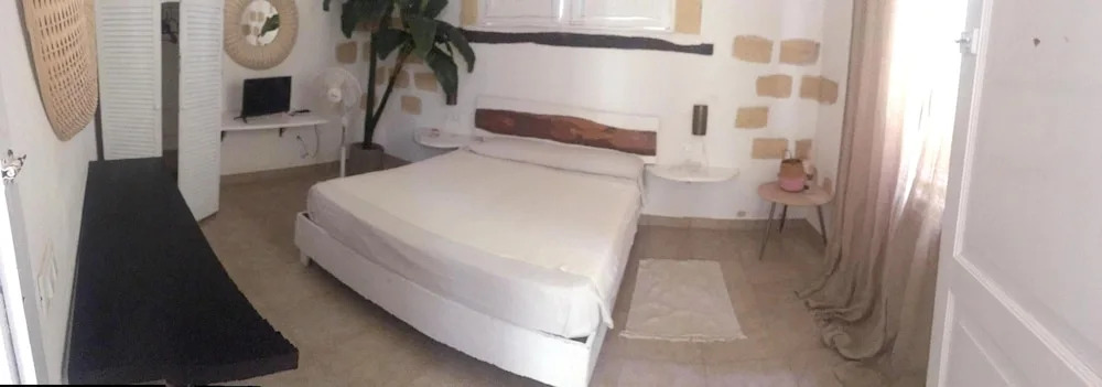 House With one Bedroom in Lampedusa, With Wonderful sea View, Enclosed Garden and Wifi - 1 km From the Beach