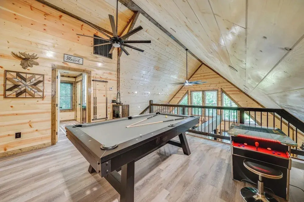 Upscale Broken Bow Cabin: Hot Tub & Fishing Pond!