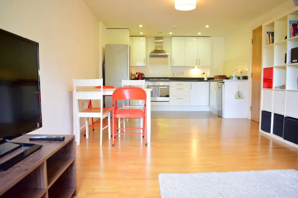 2 Bedroom Apartment with Private Balcony - Sleeps 5