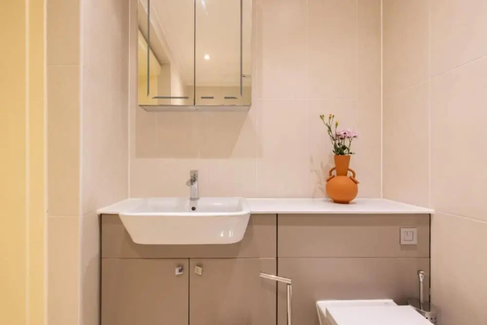 The Woking Wonder - Captivating 3BDR Flat with Parking