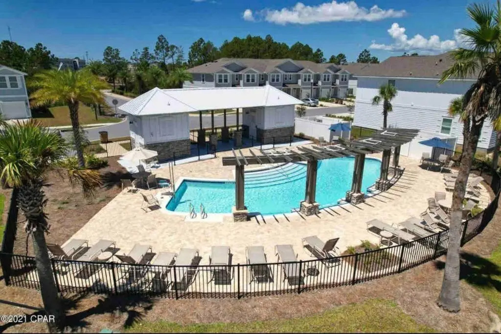 Luxurious 3br 2.5ba Townhome w/ community pool- sleeps 6