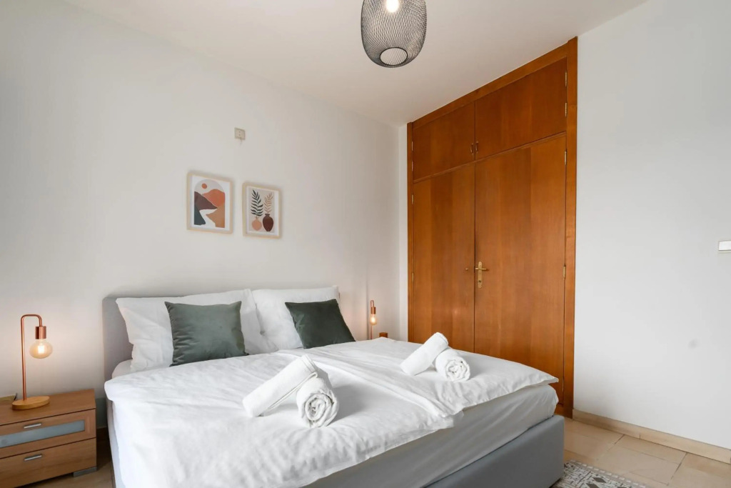 SHS HOMES- 3 BEDROOM, KITCHEN, WIFI, WORKSPACE, COFFEE, Central