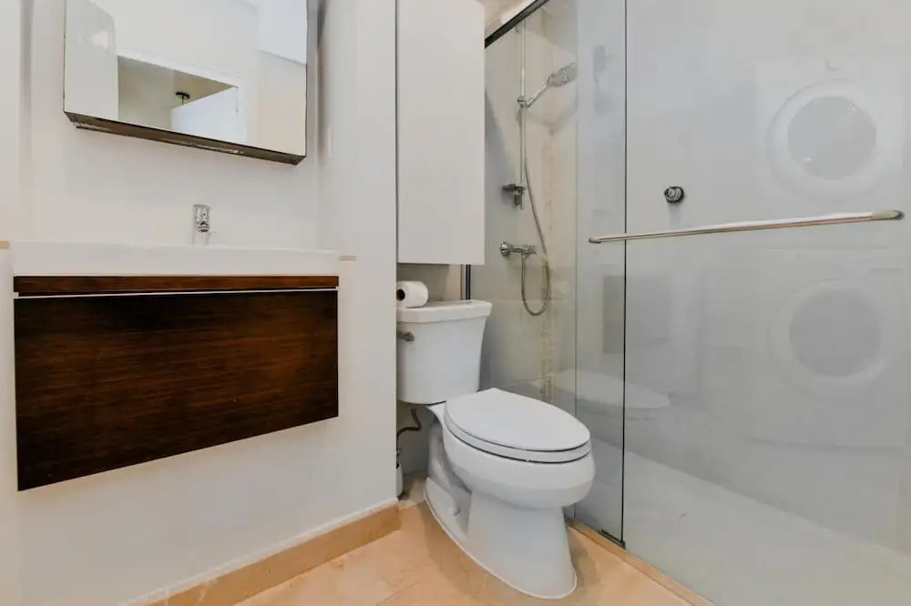 Amazing 1BR 2BA Condo Great Location w Pool GYM