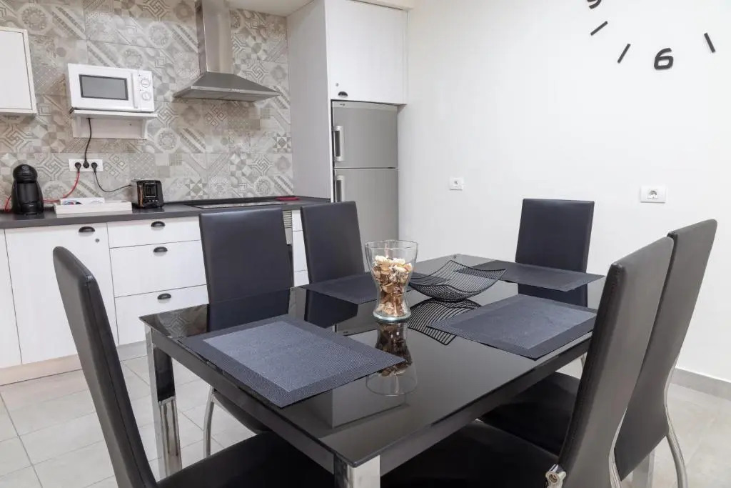 El Puente Holiday Home I- Airport 8,1K