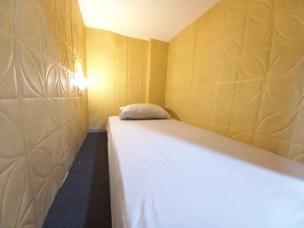 RedDoorz at Luxury Homestay near Aloha Waru Surabaya