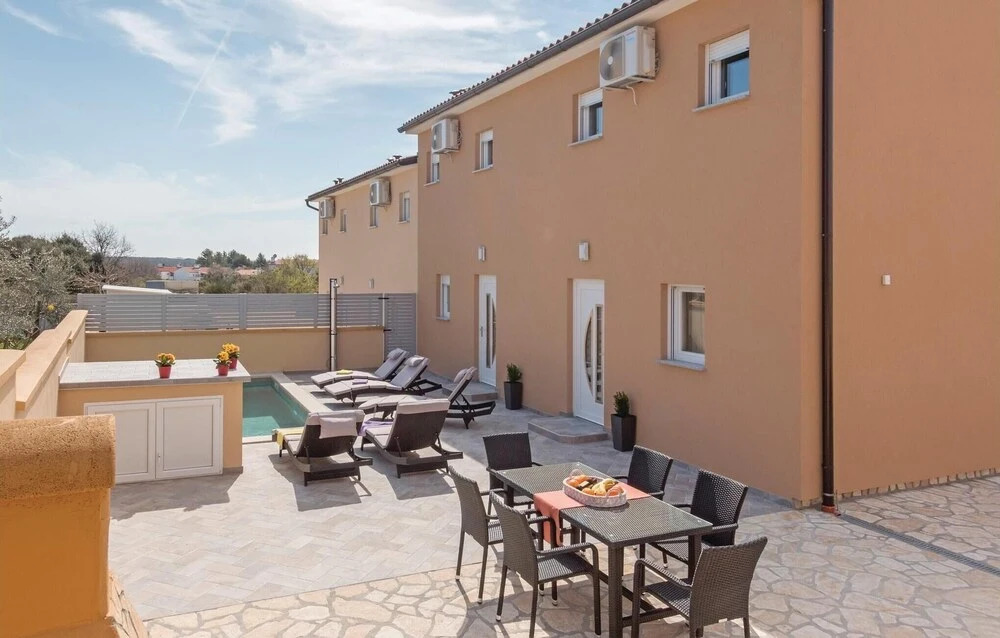 Four-Bedroom Holiday Home In Vodnjan
