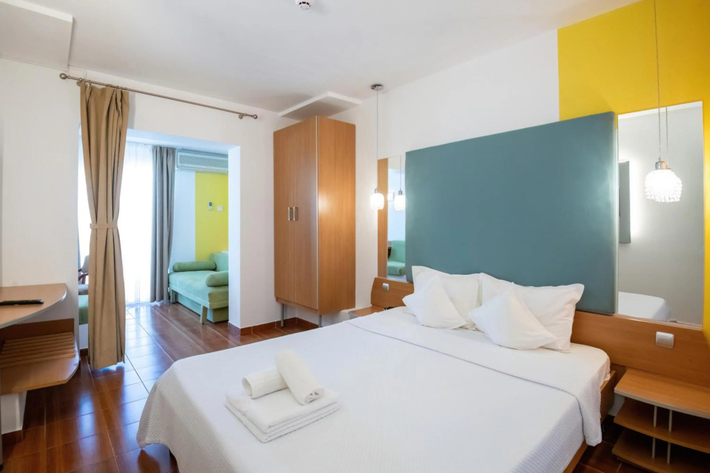 Complex Modern Mamaia