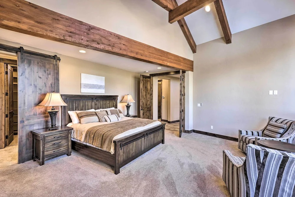 3 Fireplaces & Mtn View: Luxe Home in Breckenridge