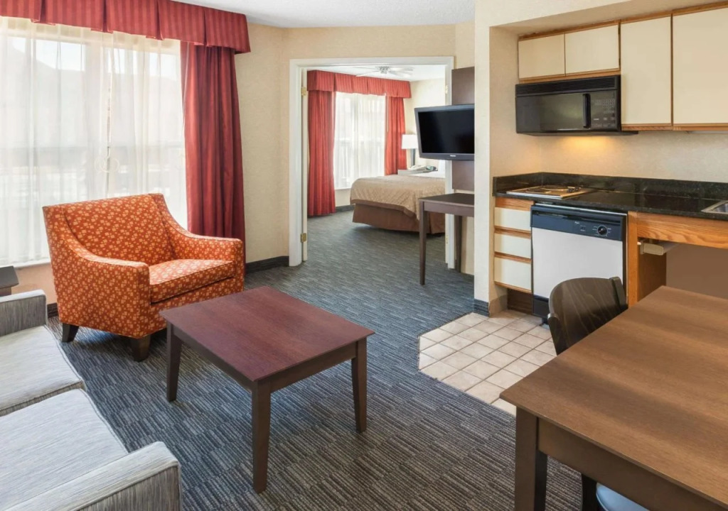Birch Hill Suites Detroit-Warren