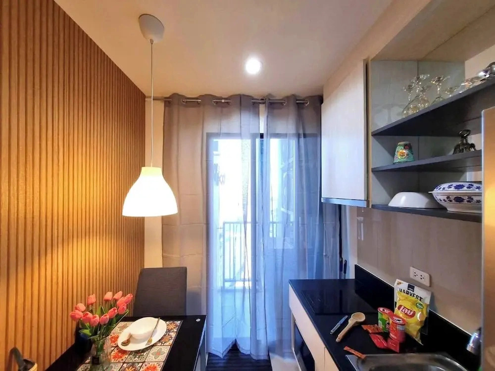 Octopus Suite on Highrise, Skytrain, Fast Wifi and AC