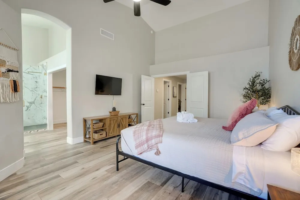 Heated Pool, 2 Mi to Dtwn: Central Peoria Home!
