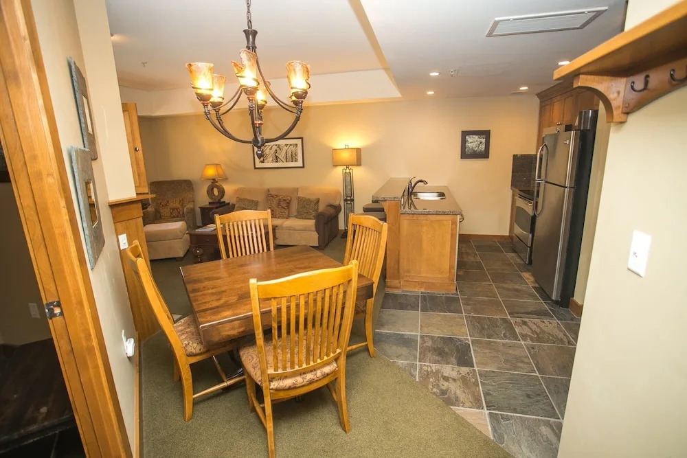 Sundial Lodge Condo Steps from Red Pine Gondola by RedAwning
