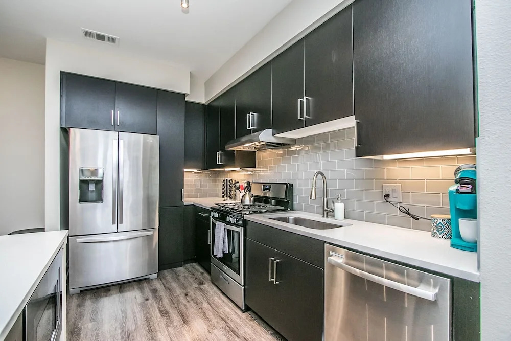 Rooftop Pool, Views, Close to Shops & Dining C4427