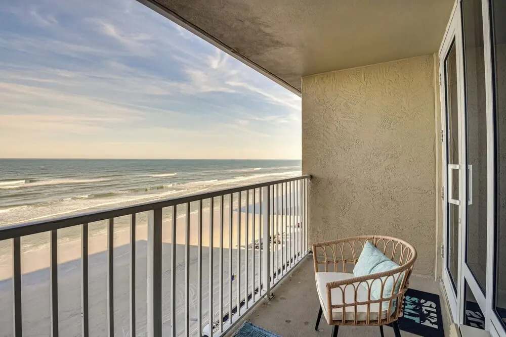 Walk to Shore! Top-floor Daytona Beach Condo
